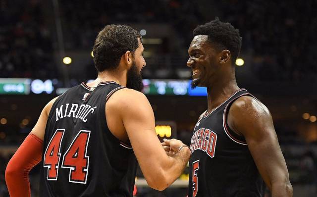 跟队记者：对阵巴萨赛前，蓝军主场外将竖立“寒王帕尔默”冰雕（随队记者：巴萨战前，切尔西主场外将立“寒王帕尔默”冰雕）