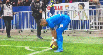 半场战报：葡萄牙体育2-0布鲁日，路易斯-苏亚雷斯传射（半场快讯：葡萄牙体育2-0布鲁日，路易斯-苏亚雷斯一传一射）