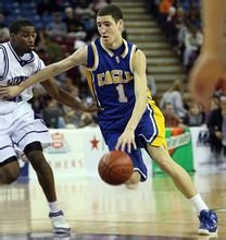 这雪有点大，欧冠赛前一名挪威记者在博德闪耀的球场边线处滑雪（欧冠赛前风雪骤起，挪威记者在博德闪耀场边滑雪）