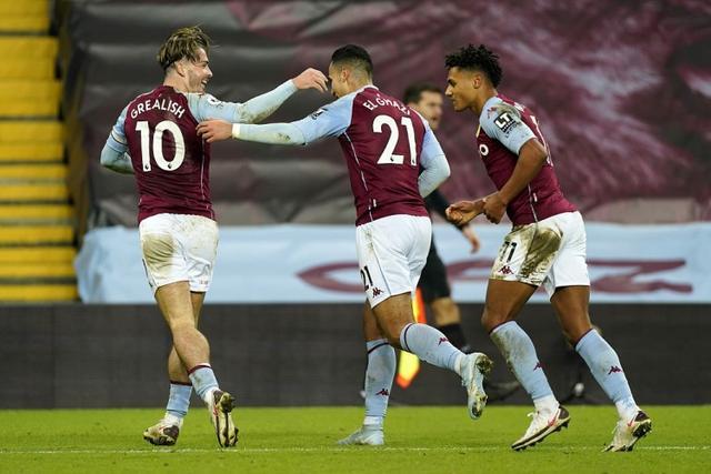 热议成都被罚：想出前5排空场的是人才；应重罚肇事者轻罚俱乐部（成都被罚引热议：前五排空座成妙招，呼吁重罚肇事者、从轻处理俱乐部）