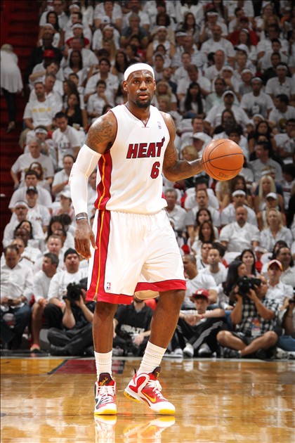 那不勒斯vs尤文：麦克托米奈首发，伊尔迪兹、小孔塞桑出战（意甲焦点战：那不勒斯对阵尤文，麦克托米奈先发，伊尔迪兹与小孔塞桑登场）