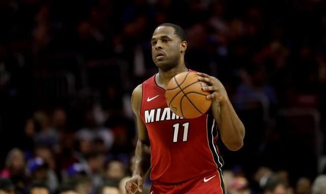 吕文君庆祝夺冠：是海港的三连冠，更是上海的三连冠（吕文君赛后庆祝：海港完成三连冠，亦是上海的三连冠）