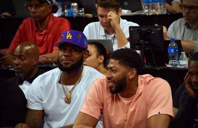 太阳报：穆德里克因宝马车违规贴膜被吊销驾照，罚款199镑（太阳报：因宝马车窗贴膜违规，穆德里克被吊销驾照并罚款199英镑）