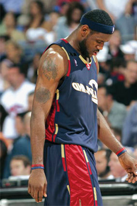 手感回暖！唐斯半场7中2仅拿6分&第三节独拿11分（手感复苏！唐斯上半场7投2中仅6分，第三节发力独取11分）