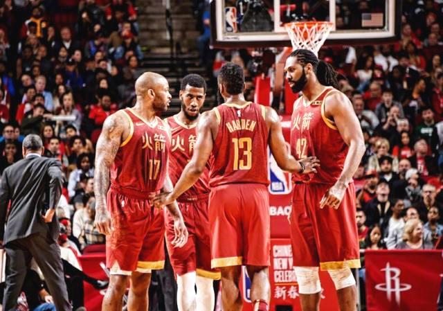 图片报：西蒙斯因抱怨颈痛缺席昨日合练，很可能缺战今日比赛（图片报：西蒙斯昨因颈痛未参加合练，今日比赛恐将无缘）