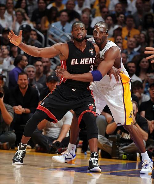 苏超创全国多个标志性第一次：央视转播、启用VAR、名哨执法（苏超实现多项全国里程碑首创：央视转播、引入VAR、名哨执法）