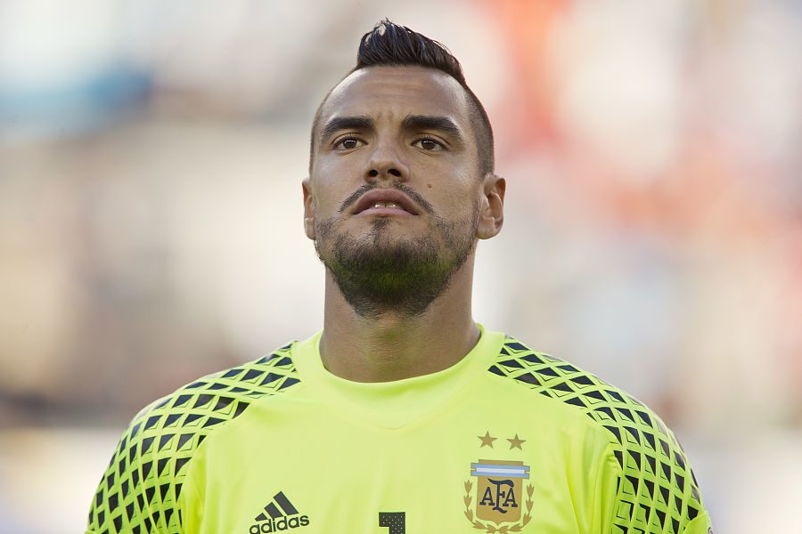 意媒：米兰派球探现场考察亨克18岁前腰卡雷察斯（意媒：米兰球探到现场考察亨克18岁前腰卡雷察斯）