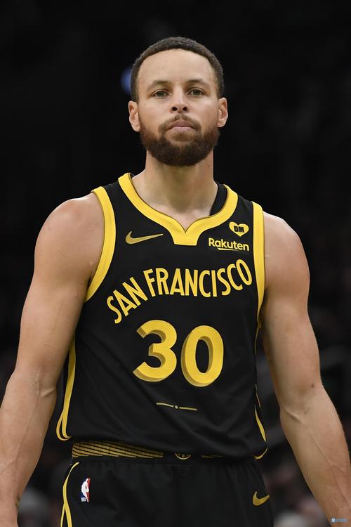 被与梅西比较？伦纳特-卡尔：我不能和他相比，他是我的偶像（被拿来和梅西相提并论？伦纳特-卡尔：不敢比，他是我的偶像）