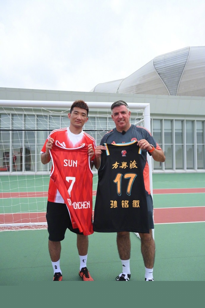 NBA球员合同更新及薪资排行榜（NBA球员最新合同动态与薪资榜单）